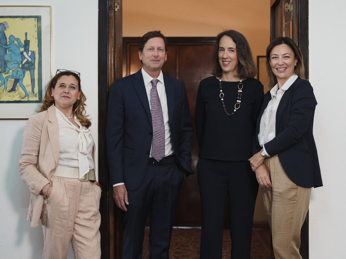 Foto degli Avvocati dello Studio Legale Luppino in piedi sorridenti