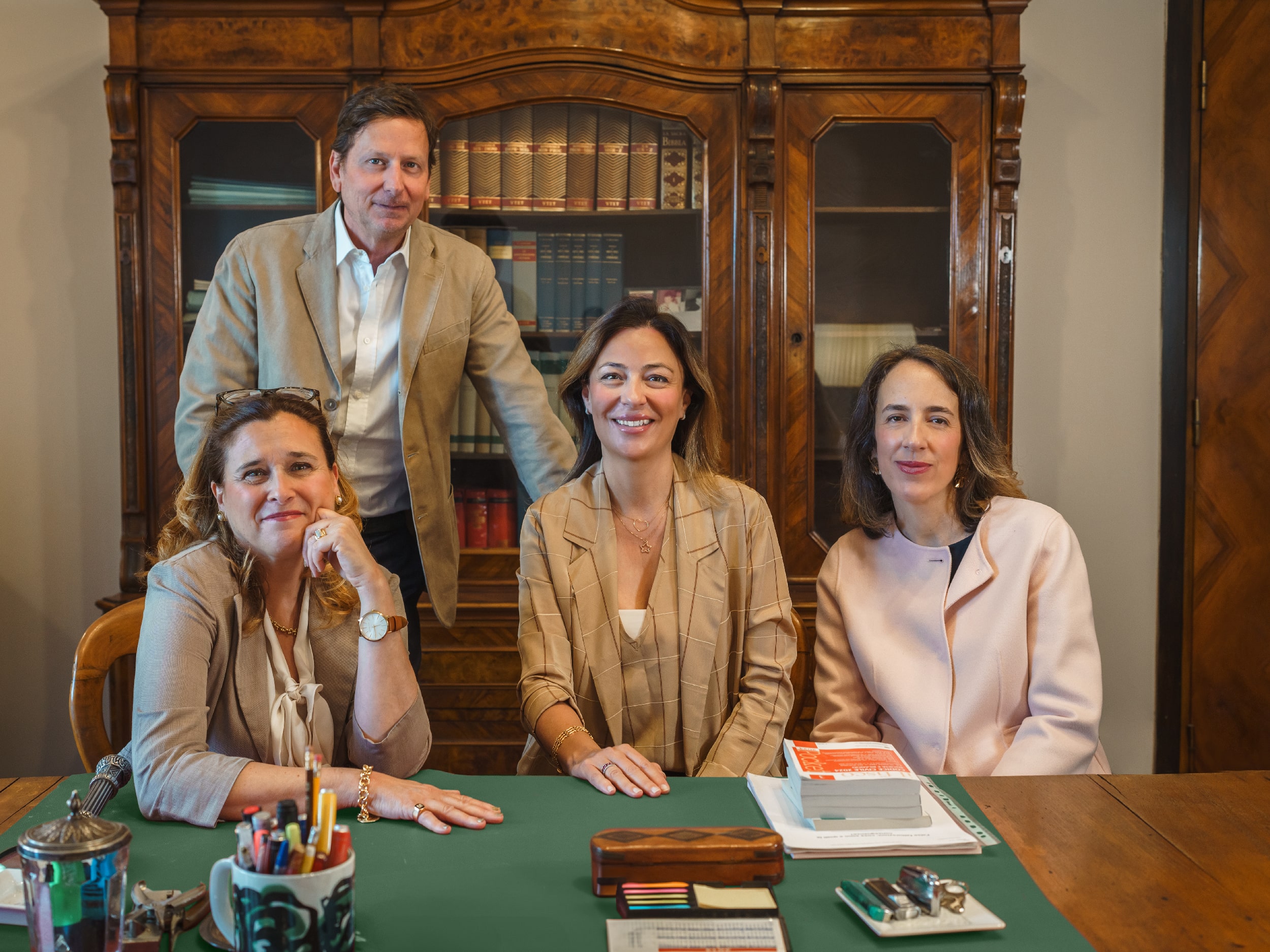Foto degli Avvocati dello Studio Legale Luppino seduti ad un tavolo