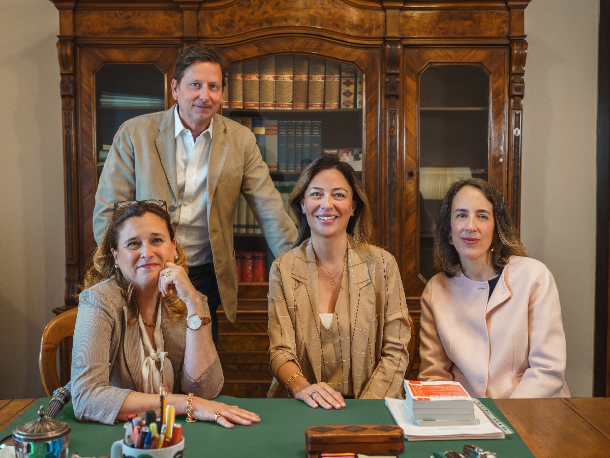 Foto degli Avvocati dello Studio Legale Luppino seduti ad un tavolo