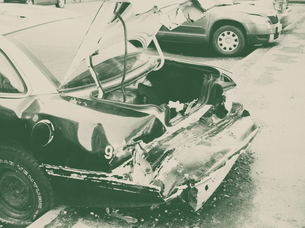 Immagine di un auto distrutta