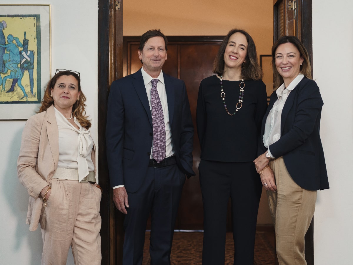 Foto degli Avvocati dello Studio Legale Luppino in piedi e che sorridono